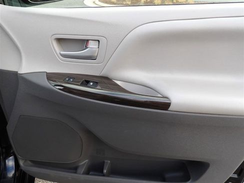 Used 2017 Toyota Sienna XLE image 20