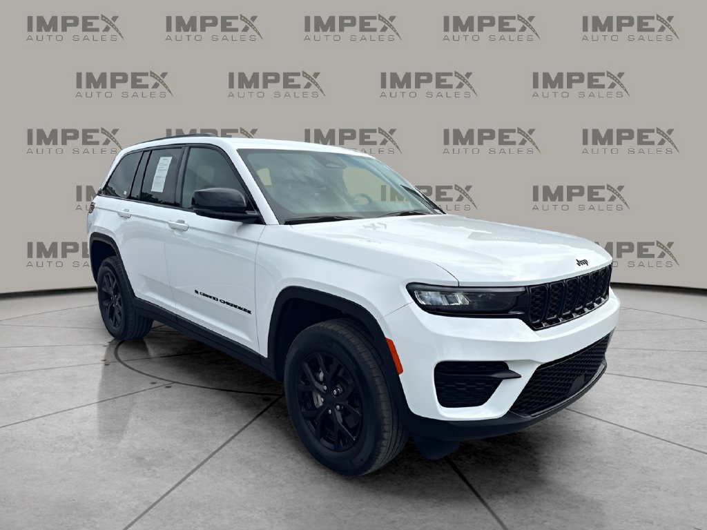 Used 2025 Jeep Grand Cherokee Altitude AWD/4WD image 4