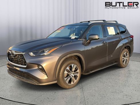 Used 2022 Toyota Highlander XLE FWD image 2