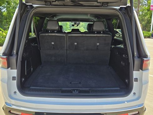 Used 2024 Jeep Wagoneer L Series II w/ Flexible Seating Group AWD/4WD image 12