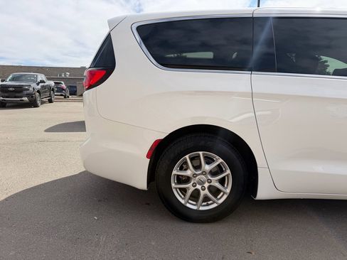 Used 2023 Chrysler Pacifica Touring-L image 6