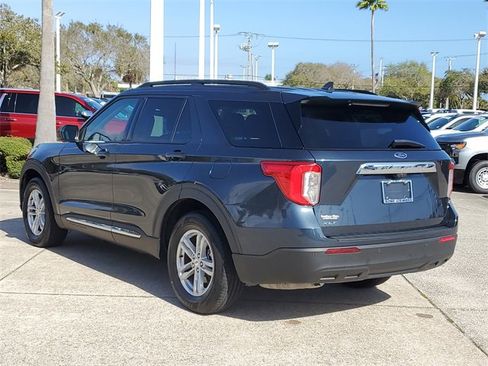 Used 2023 Ford Explorer XLT image 3