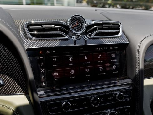 Used 2024 Bentley Bentayga image 43