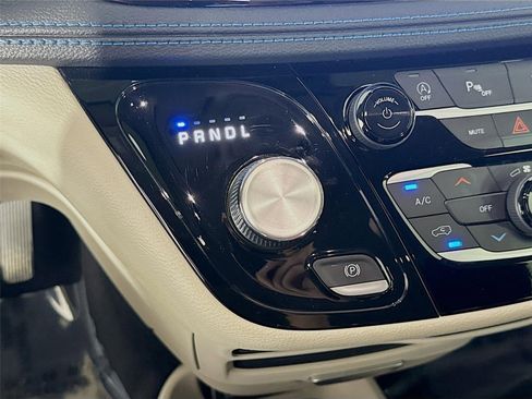 Used 2021 Chrysler Pacifica Touring FWD image 18