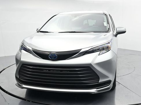 Used 2024 Toyota Sienna LE FWD image 3