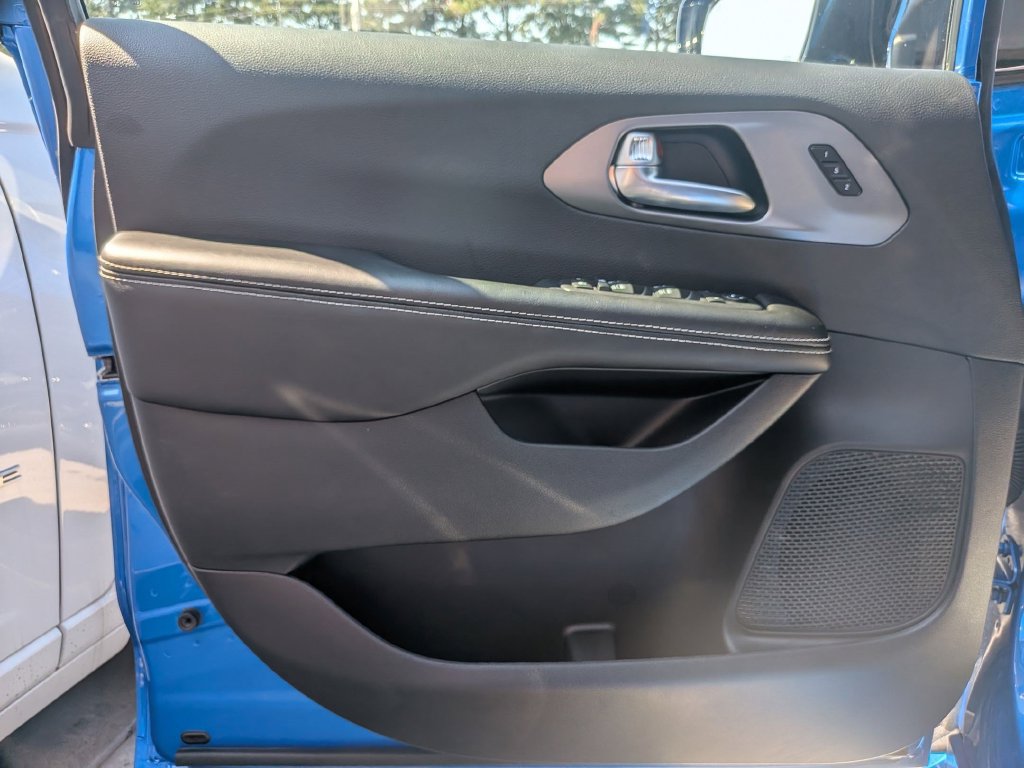 New 2027 Chrysler Pacifica Select FWD image 11