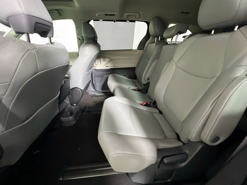 Used 2024 Toyota Sienna XLE FWD image 28