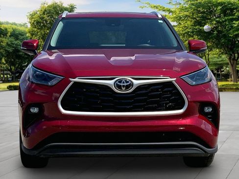Used 2023 Toyota Highlander XLE AWD/4WD image 2