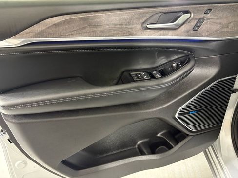 Used 2022 Jeep Grand Cherokee Overland w/ Luxury Tech Group IV image 14