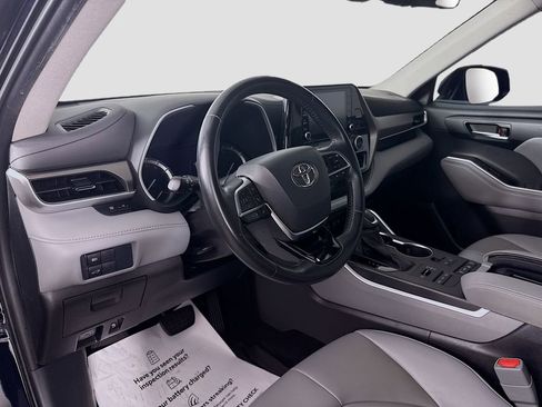 Certified 2021 Toyota Highlander XLE AWD/4WD image 9