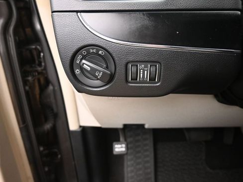 Used 2015 Chrysler Town & Country Limited image 33