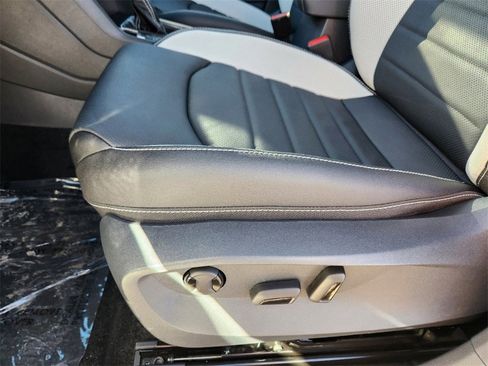 New 2025 Volkswagen Taos SEL image 8