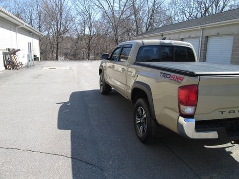 Used 2016 Toyota Tacoma TRD Off-Road w/ Towing Package image 9