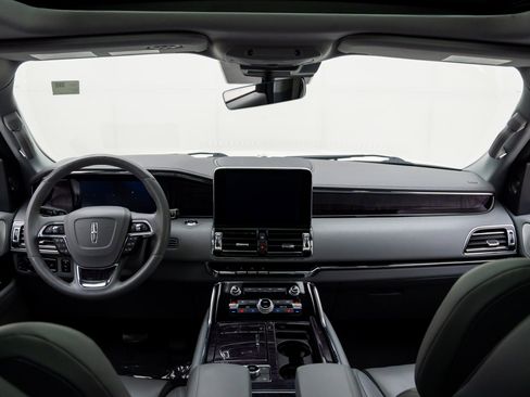 Used 2021 Lincoln Navigator Reserve w/ Luxury Package image 11