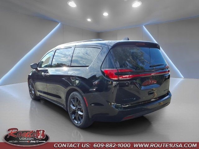 Used 2025 Chrysler Pacifica Limited FWD image 6