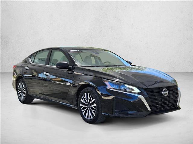 Used 2025 Nissan Altima 2.5 SV FWD image 3