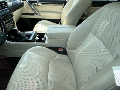 Used 2022 Lexus GX 460 Luxury w/ Sport Design Package AWD/4WD image 4