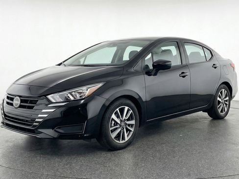Used 2025 Nissan Versa SV image 3