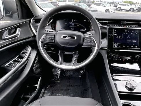 Used 2023 Jeep Grand Cherokee Laredo AWD/4WD image 4