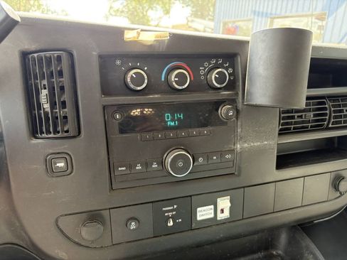 Used 2014 Chevrolet Express 2500 RWD image 21