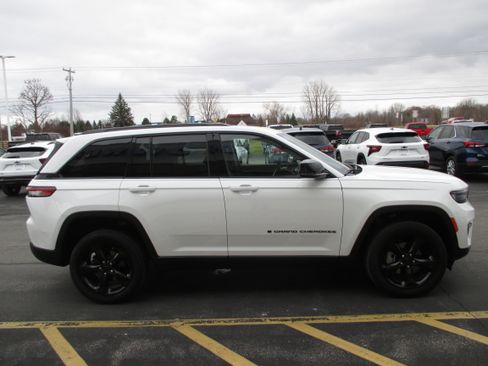 Used 2023 Jeep Grand Cherokee Limited w/ Black Appearance Package image 6