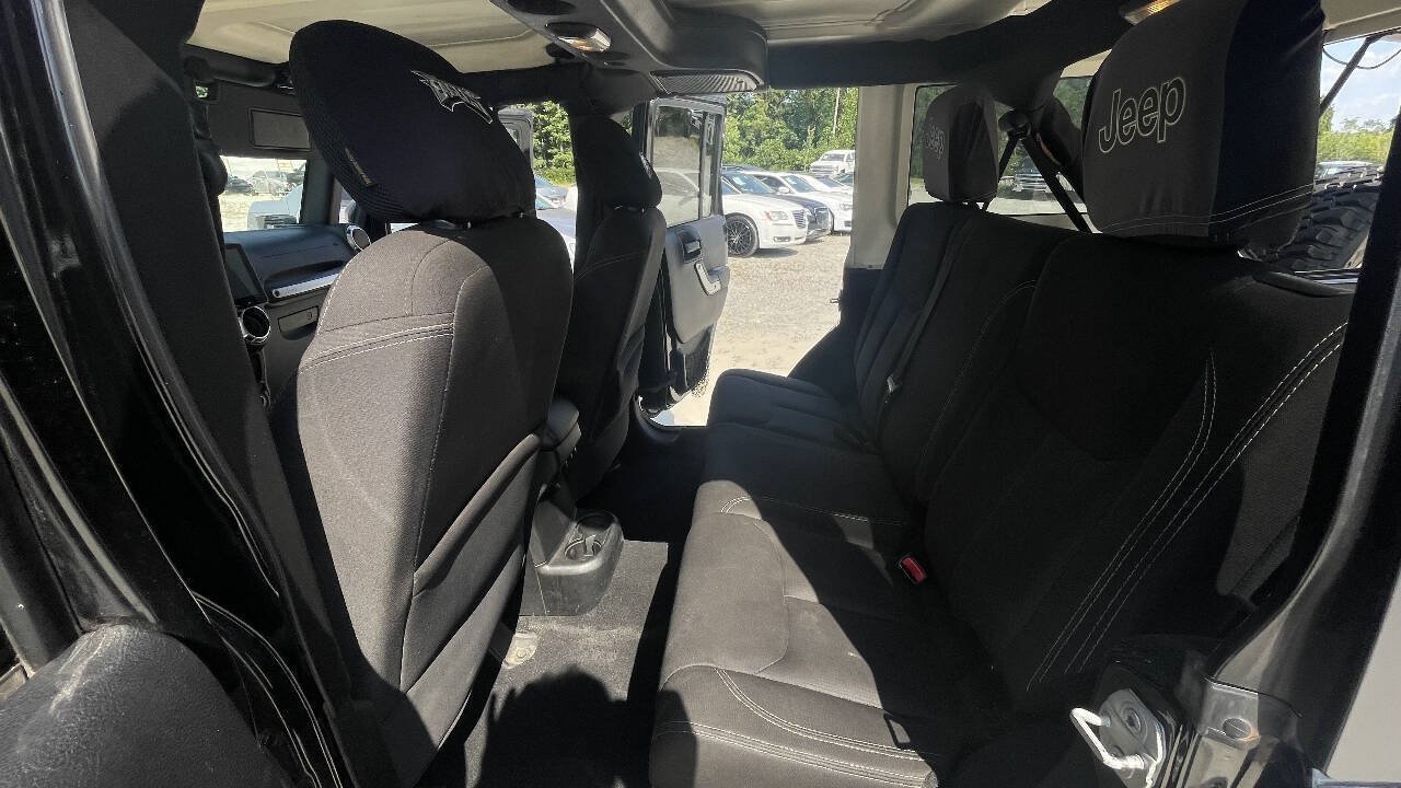 Used 2015 Jeep Wrangler Unlimited Rubicon w/ Connectivity Group AWD/4WD image 21