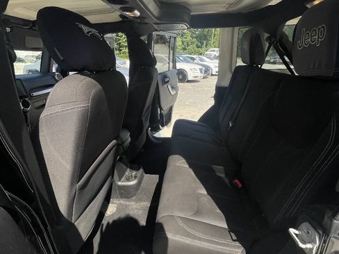 Used 2015 Jeep Wrangler Unlimited Rubicon w/ Connectivity Group AWD/4WD image 21