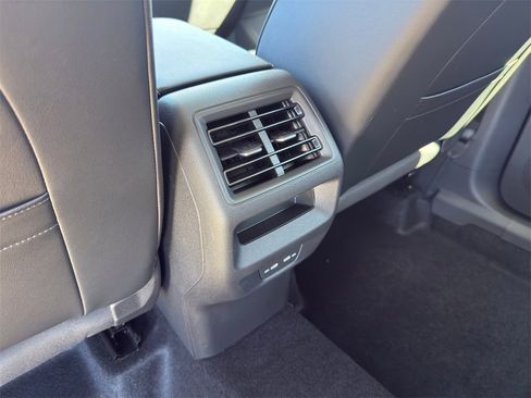 New 2026 Volkswagen Tiguan SE image 29