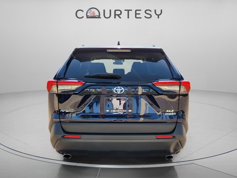 Used 2021 Toyota RAV4 XLE Premium image 4