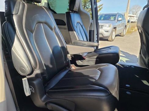 Used 2023 Chrysler Pacifica Touring-L FWD image 20
