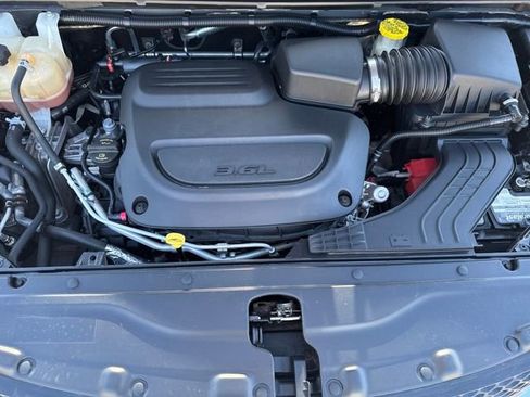 Used 2020 Chrysler Pacifica Touring-L Plus w/ Tire & Wheel Group image 22