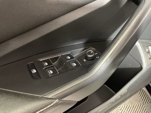 Used 2024 Volkswagen Jetta SE FWD image 9
