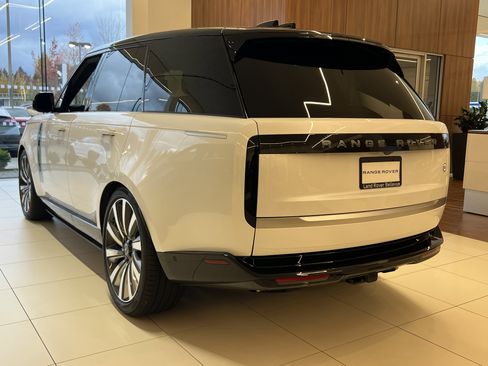 New 2025 Land Rover Range Rover SV image 5