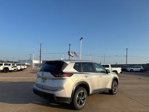 Certified 2025 Nissan Rogue SV FWD image 20