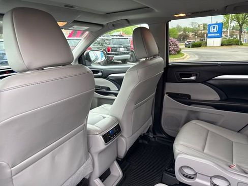Used 2017 Toyota Highlander XLE AWD/4WD image 21