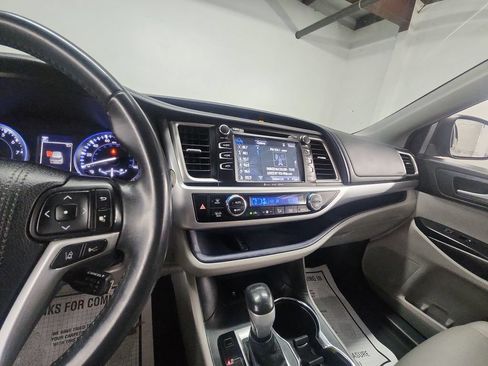 Used 2017 Toyota Highlander XLE FWD image 17