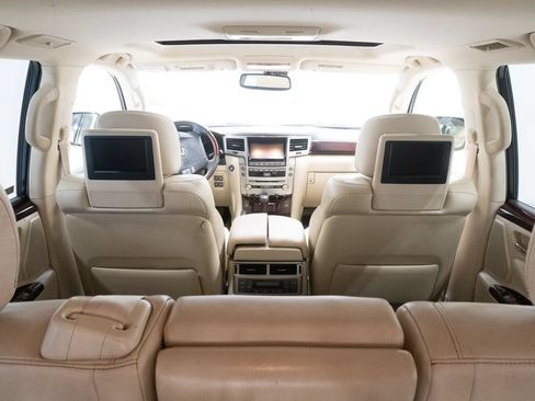 Used 2015 Lexus LX 570 4WD w/ Luxury Package image 28