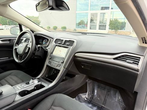 Used 2019 Ford Fusion SE FWD image 19