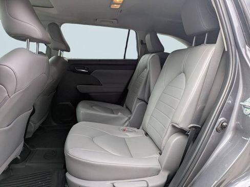 Used 2024 Toyota Highlander XLE FWD image 23