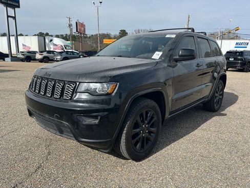 Used 2019 Jeep Grand Cherokee Altitude image 2