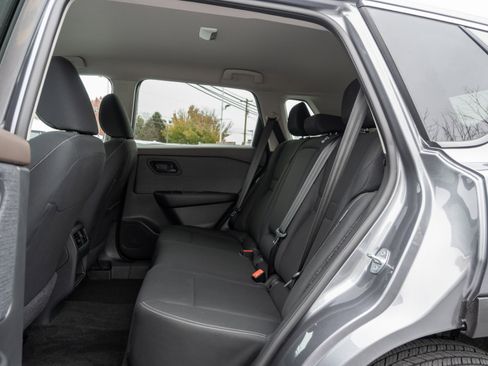 Used 2023 Nissan Rogue S image 16