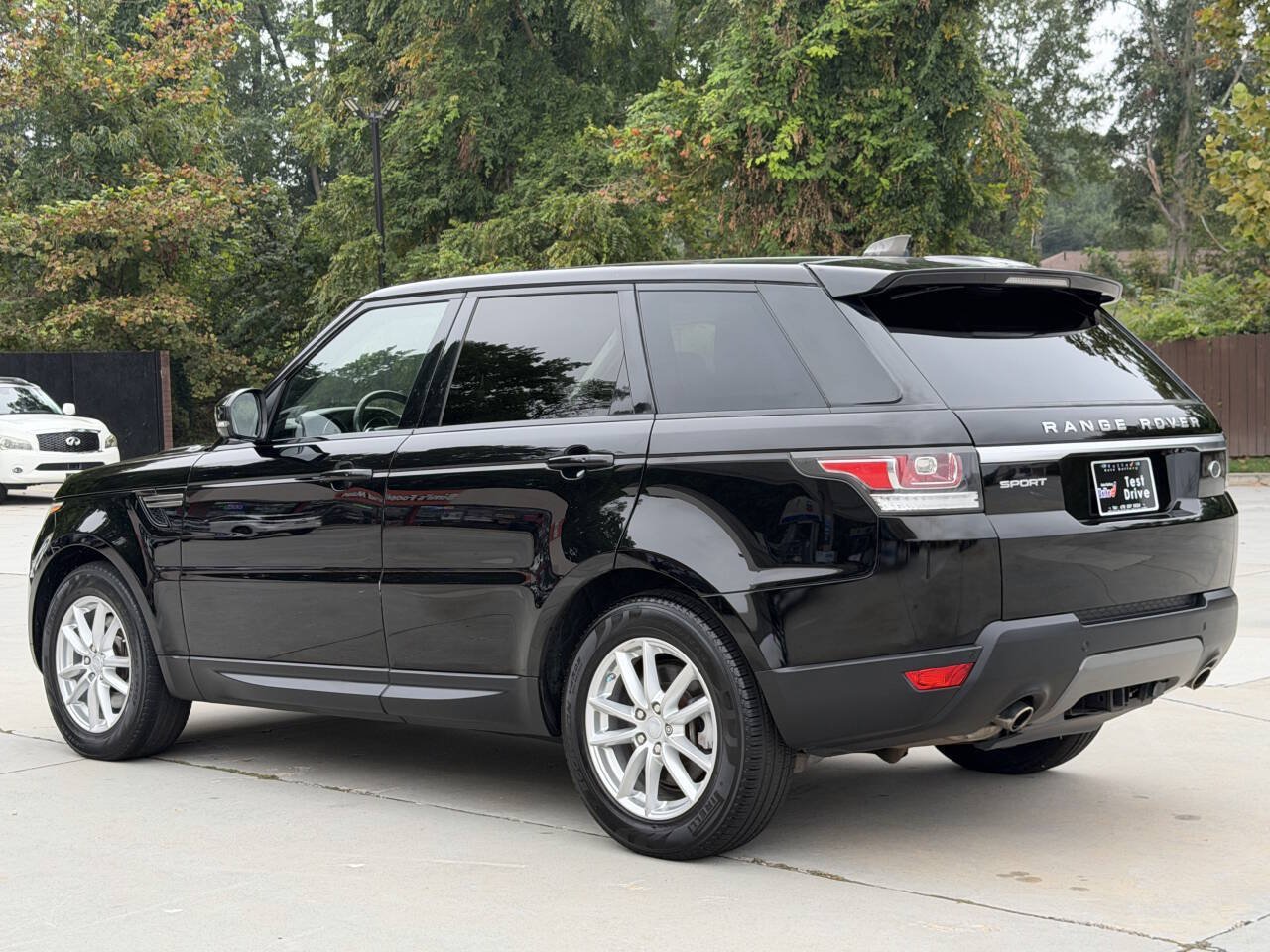 Used 2017 Land Rover Range Rover Sport SE AWD/4WD image 24