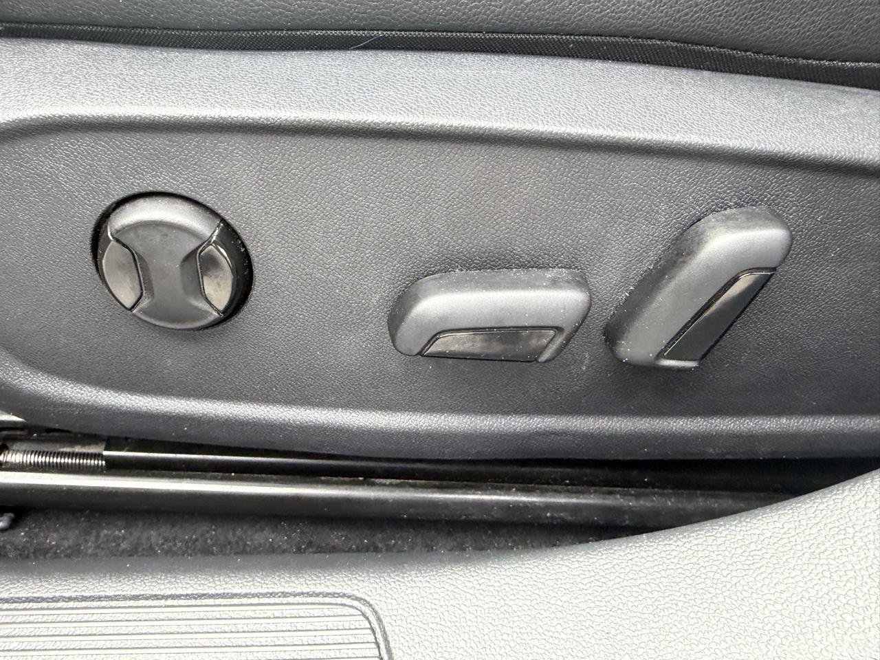Used 2025 Volkswagen Jetta SE FWD image 16