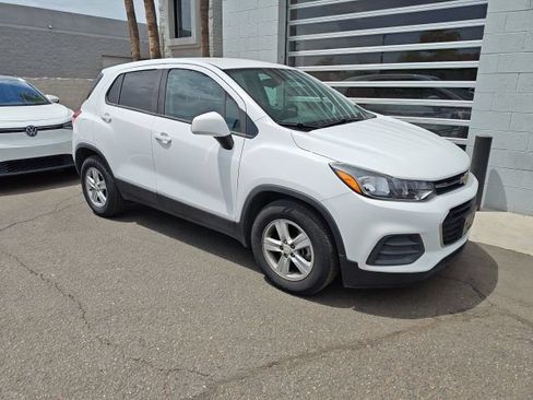 Used 2022 Chevrolet Trax LS w/ Tint and Cruise Package FWD image 9