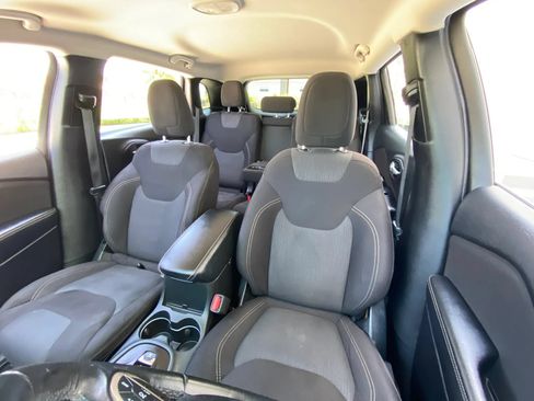 Used 2017 Jeep Cherokee Latitude FWD image 38