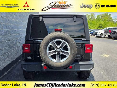 Used 2018 Jeep Wrangler Unlimited Sahara AWD/4WD image 4