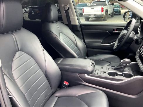 Used 2021 Toyota Highlander XLE image 8
