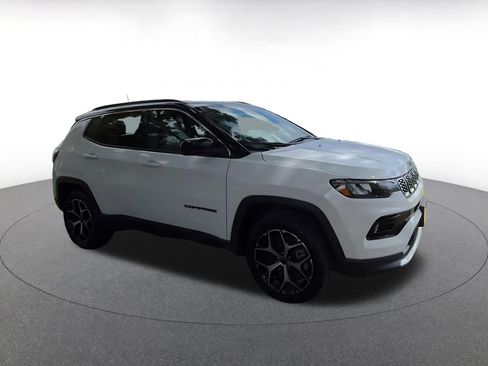 Used 2025 Jeep Compass Limited AWD/4WD image 2