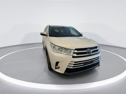 Used 2019 Toyota Highlander XLE image 2