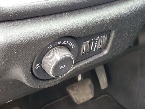 Used 2025 Chrysler Pacifica Limited FWD image 10